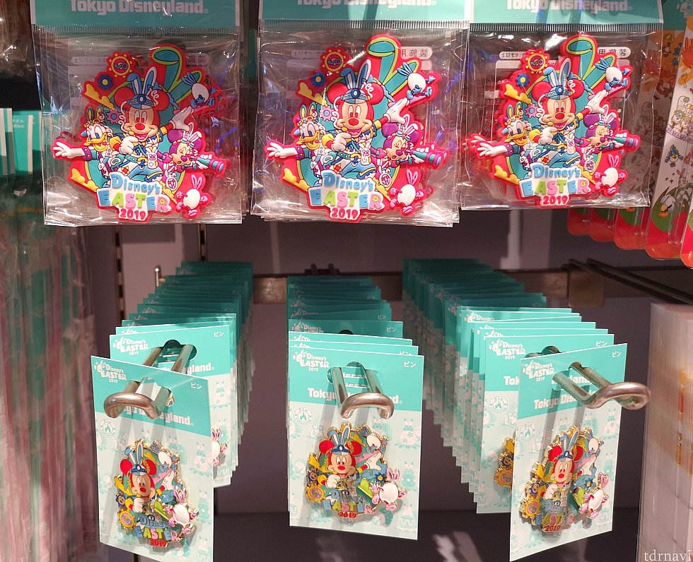 上:マグネット、750円。
下:ピンバッジ、1,000円。