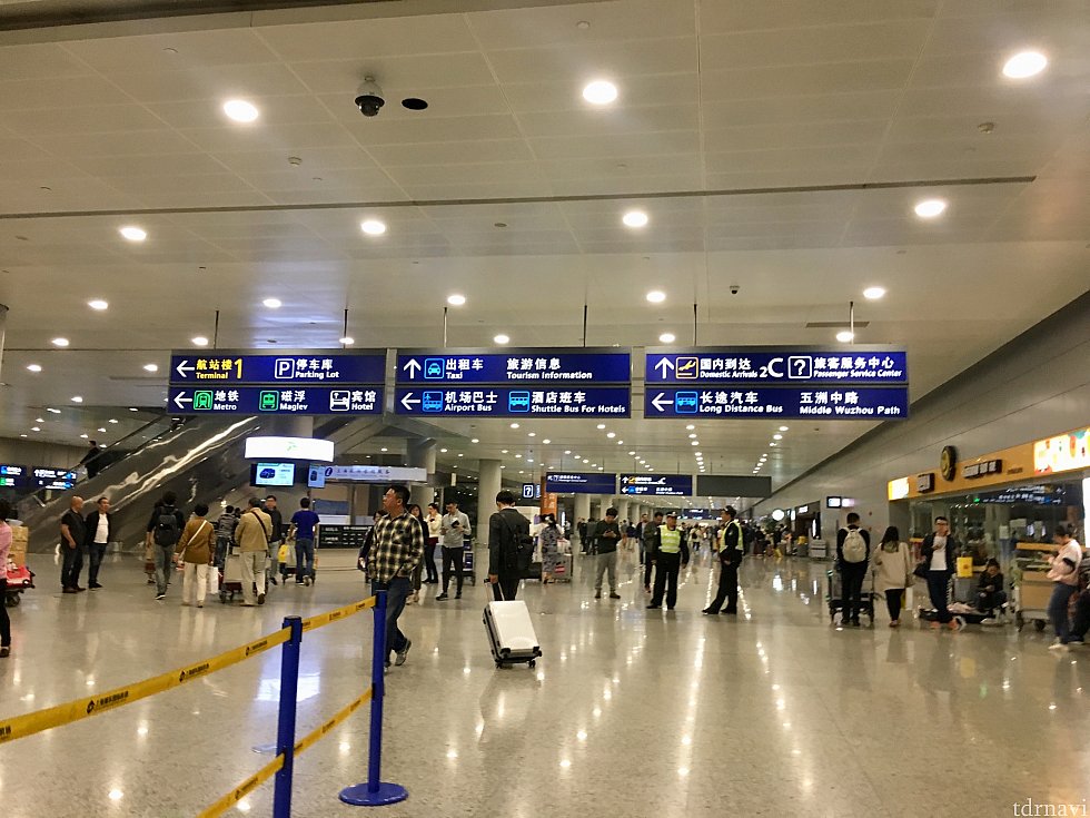浦東空港T2の入国後のロビーです。一番左の案内看板下段にHotelとの表記が。これに沿って進みます。