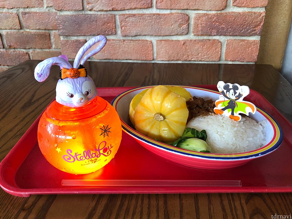 光るスーベニアドリンクとハロウィンルーロー飯。
ハーフイヤーパス割引後で合計116元(日本円で2000円弱)
コスパは悪いかな(^^;