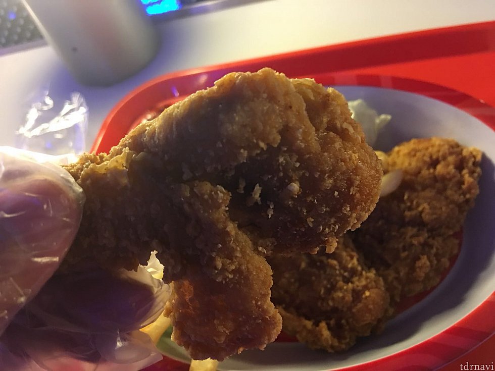 ビニールの手袋をつけてカブリつきます🍗