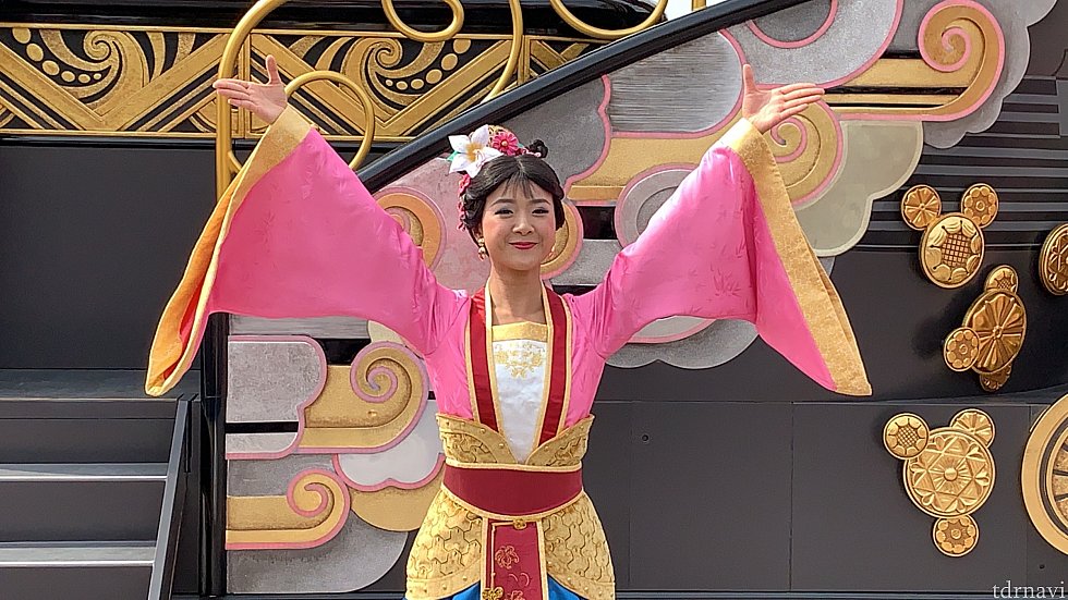 ムーランはとても綺麗な方でした!
メイちゃんと一緒にダンスします😄