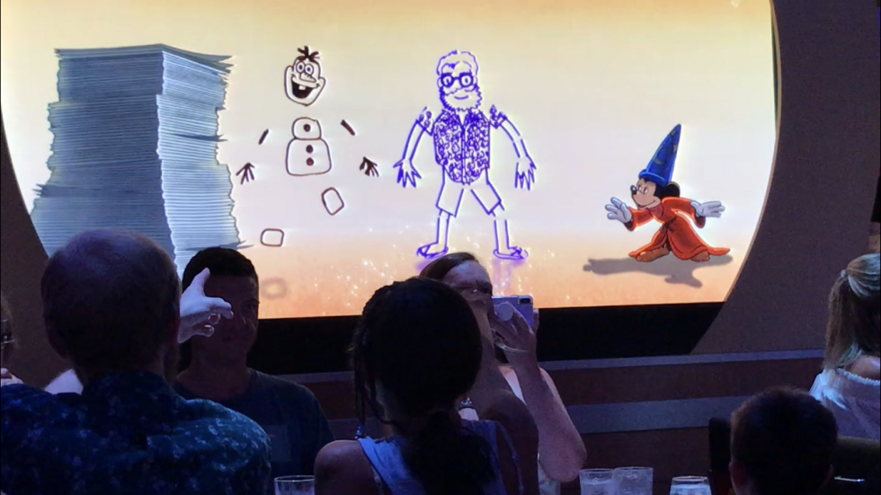 ミッキーが魔法をかけると、描いた絵が歩き出しました!