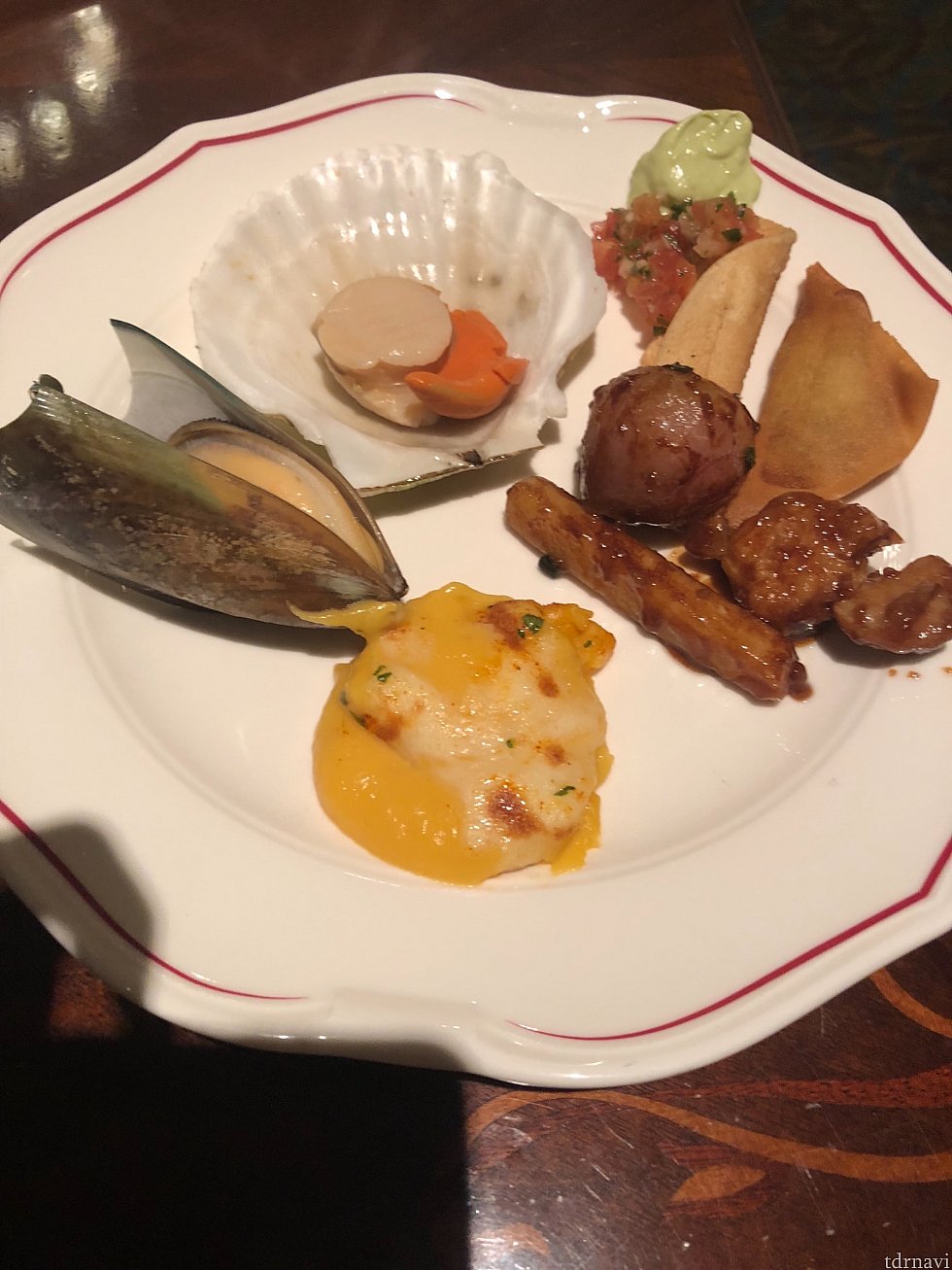手前のチーズポテトが冷めている。