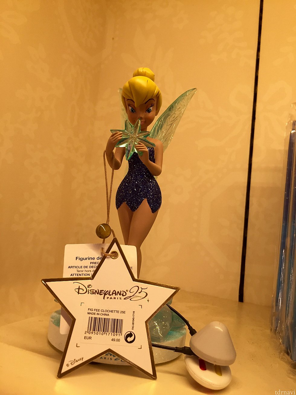 ティンカーベルの25周年フィギュアもありました。他の25周年グッズとは随分違いますね。