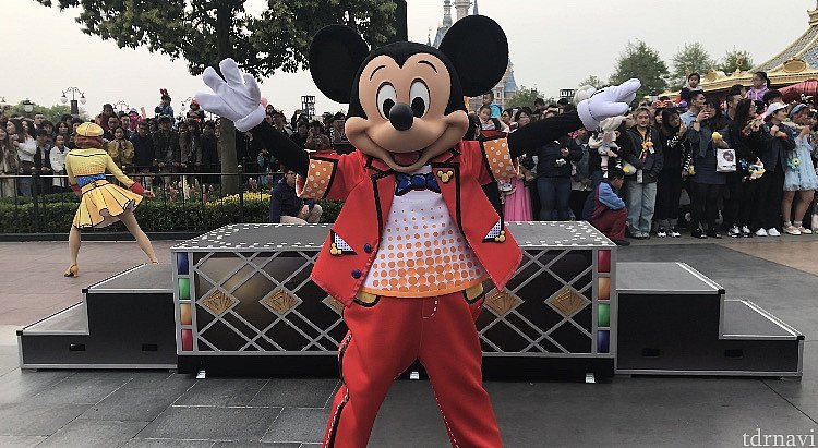 ②ミッキーはここでも踊ります。
こんなに近くでミッキーを独占できることってなかなかないかも・・・近くでミッキーに会いたい方はこちらをおススメします!!