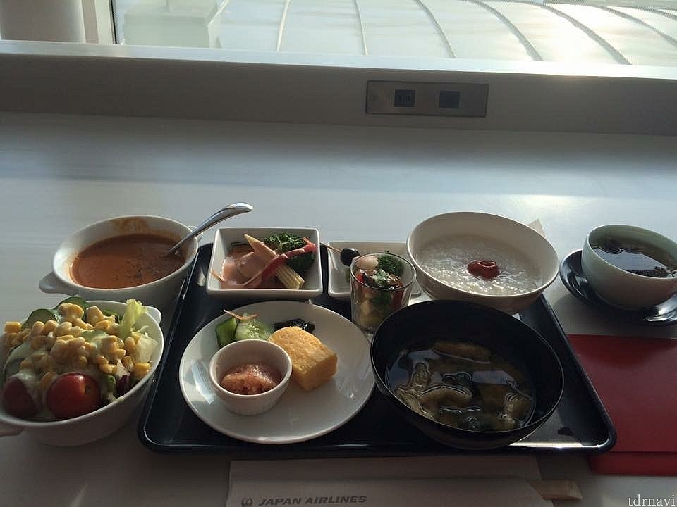 ラウンジ内で朝ごはん食べます!