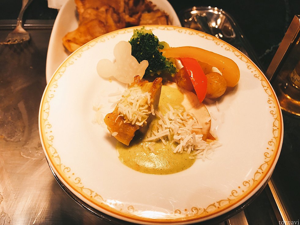 ローストチキン グリーンカリーソース 切り分けてもらえるのですが自分のお皿の空いている所にも置いてもらえます。