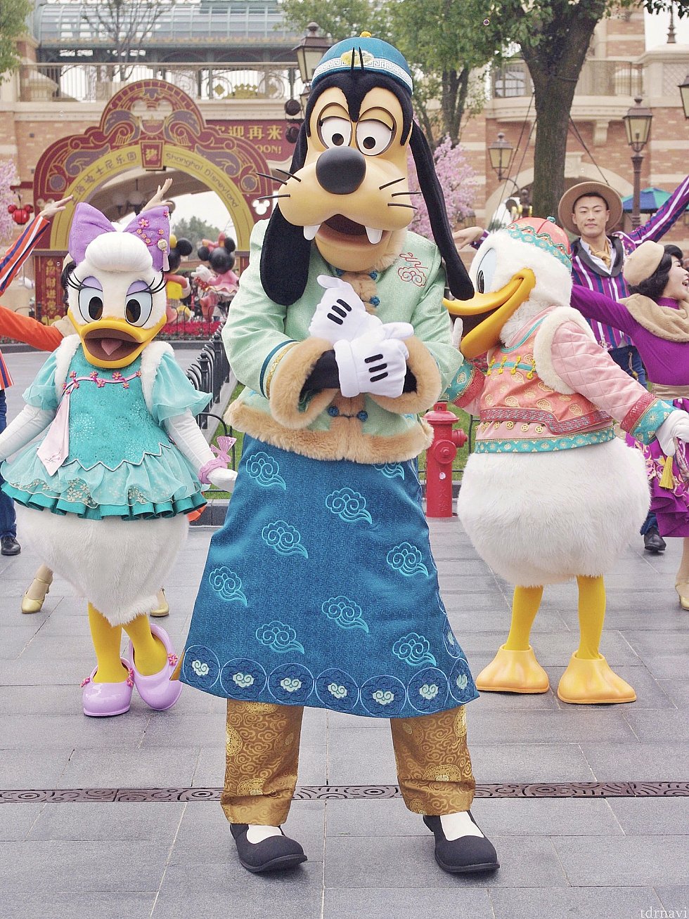 新衣装のグーフィー♡グリーティングでは財神衣装なので、新衣装はこのショーでしか会えません