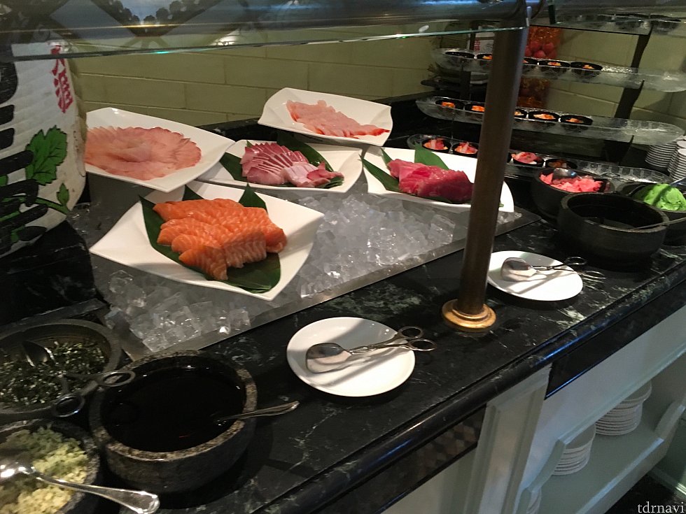 刺身の奥には一口ちらし寿司が。これは有り難い大きさ…!