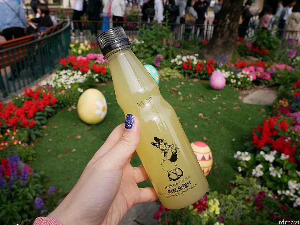 カラマンシーレモンジュース!酸味があるドリンクだと期待して飲んだら、甘くてハチミツレモンみたいでした😅期待とは違ったけれど、甘くて飲みやすいです❗
