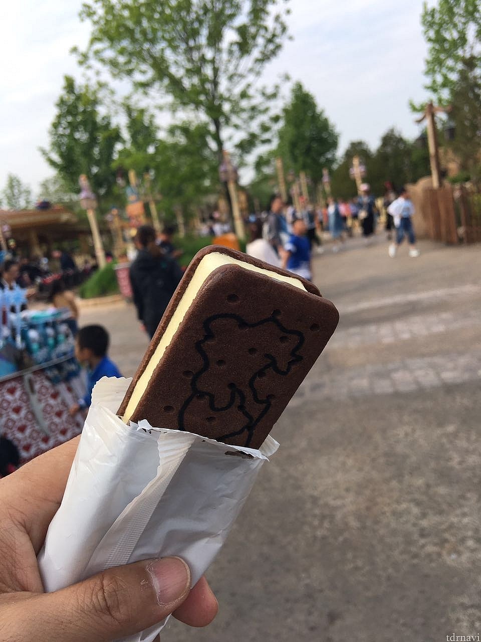 外側のビスケットは少ししっとりとしていて軟らかめ。