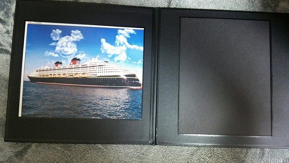開くとこんな感じです!ワンダー号がどどーんと!購入した大きい方のサイズの写真を入れて飾れます♪
