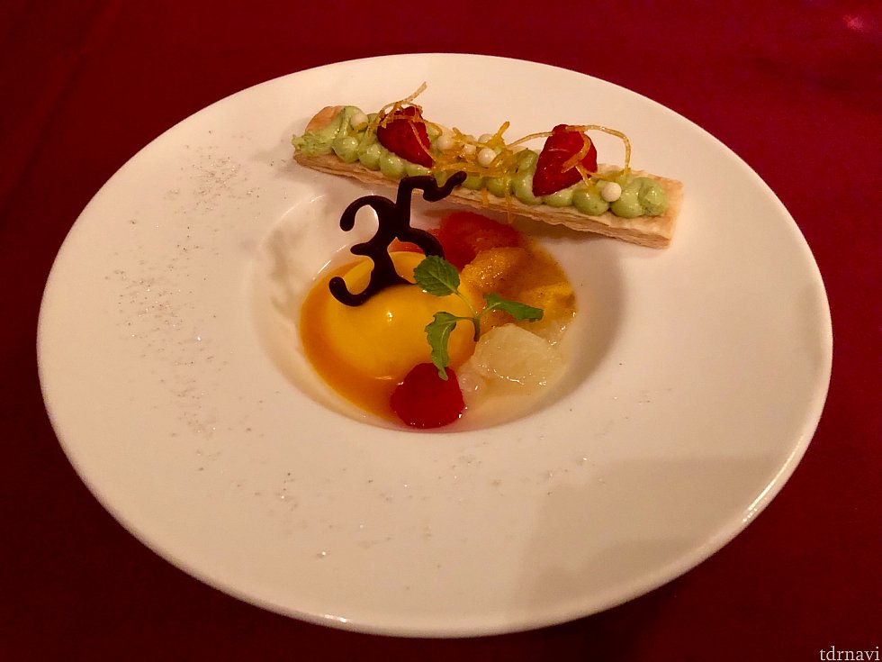 デザートはフロマージュプランのムース。
35周年の部分はチョコでできてます。