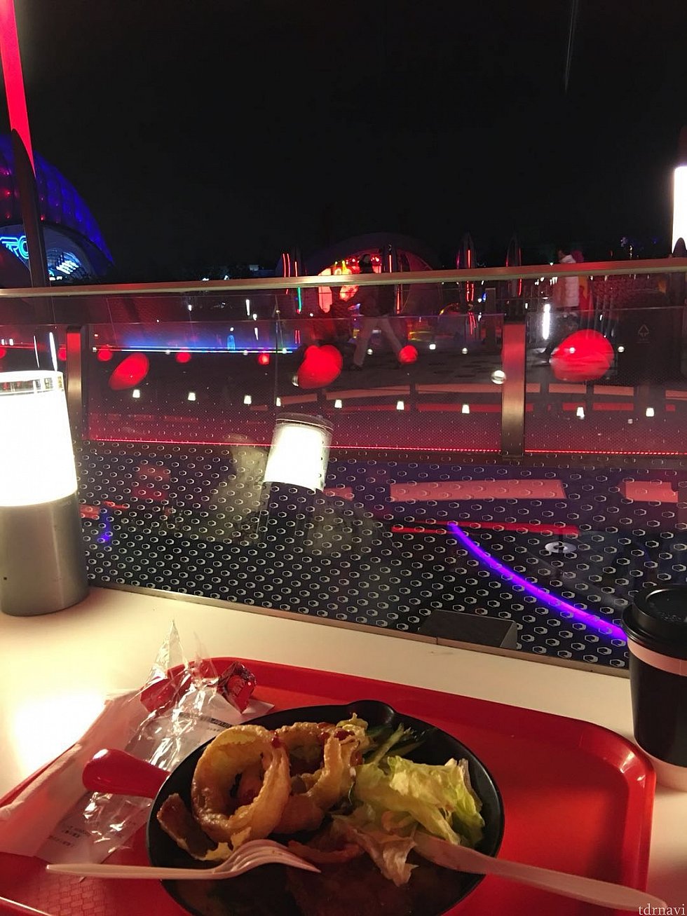 店内は満席なので外のカウンターで食べました。貸切りです😎