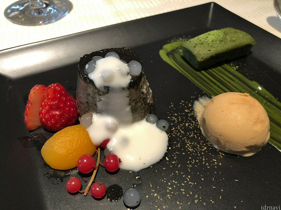黒ゴマのプディングと塩キャラメルアイス
プリン苦手ですがこちらは美味しく頂きました🎵