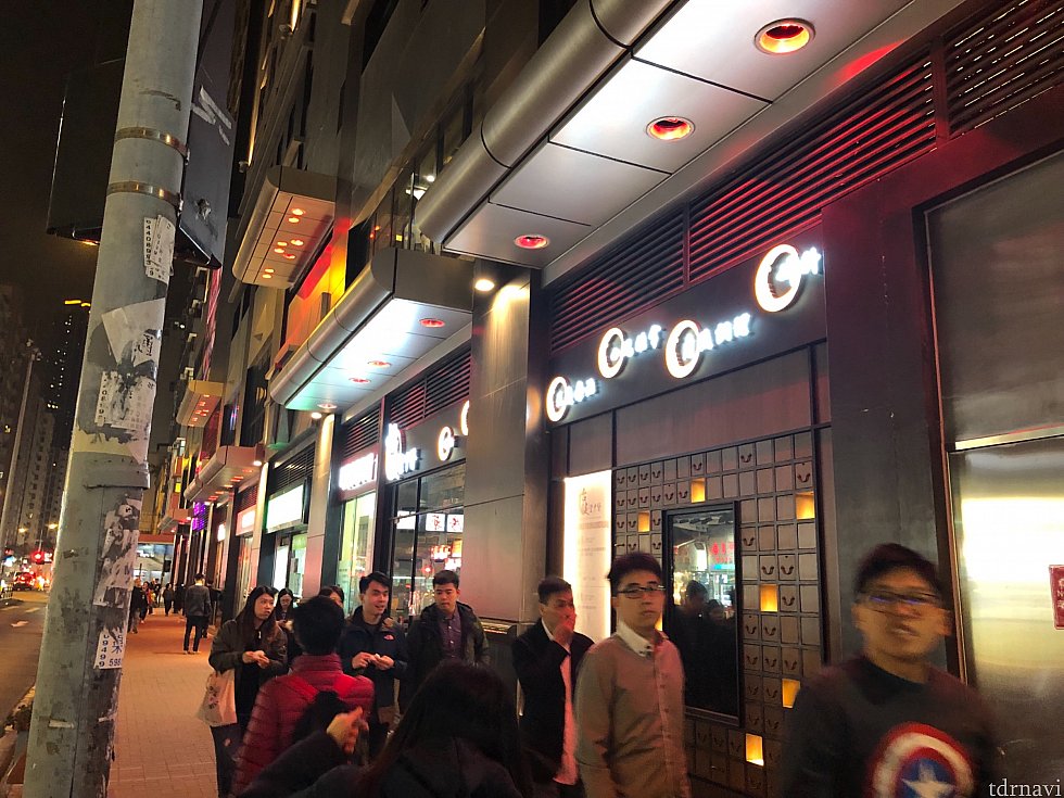 ホテルの一階部分には飲食店やおみやげ屋がテナントに入っています。夜遅くまで賑やか。