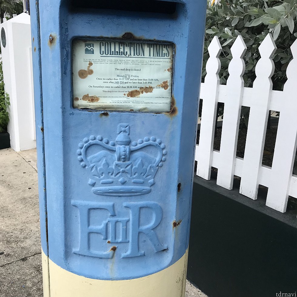 郵便ポストのERⅡのロゴ。これはエリザベス二世を意味しています。イギリス領だからですね!