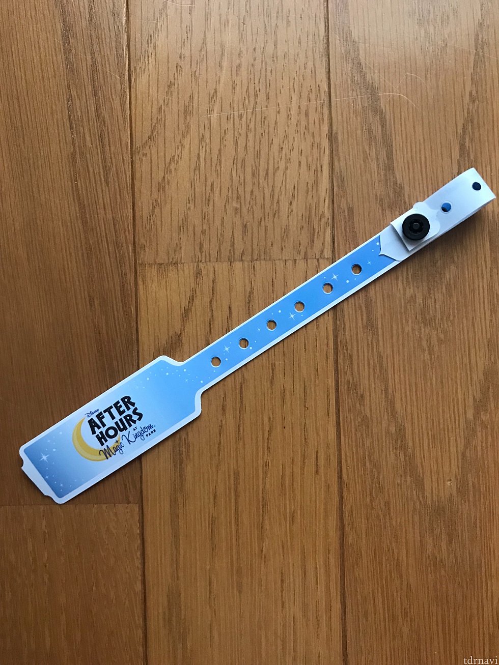 入り口で手首につけてもらうバンドです