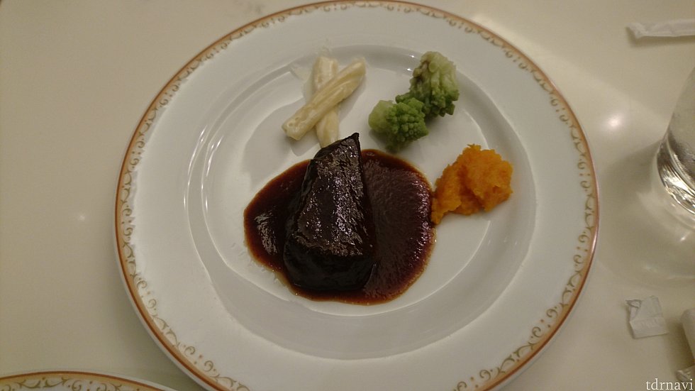 【写真E】メインディッシュ!牛ほほ肉の赤ワイン煮込みです。