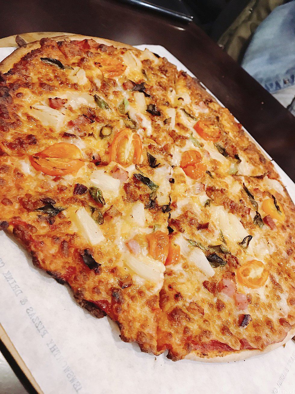ホテル内のピザ屋さんで食べたピザです