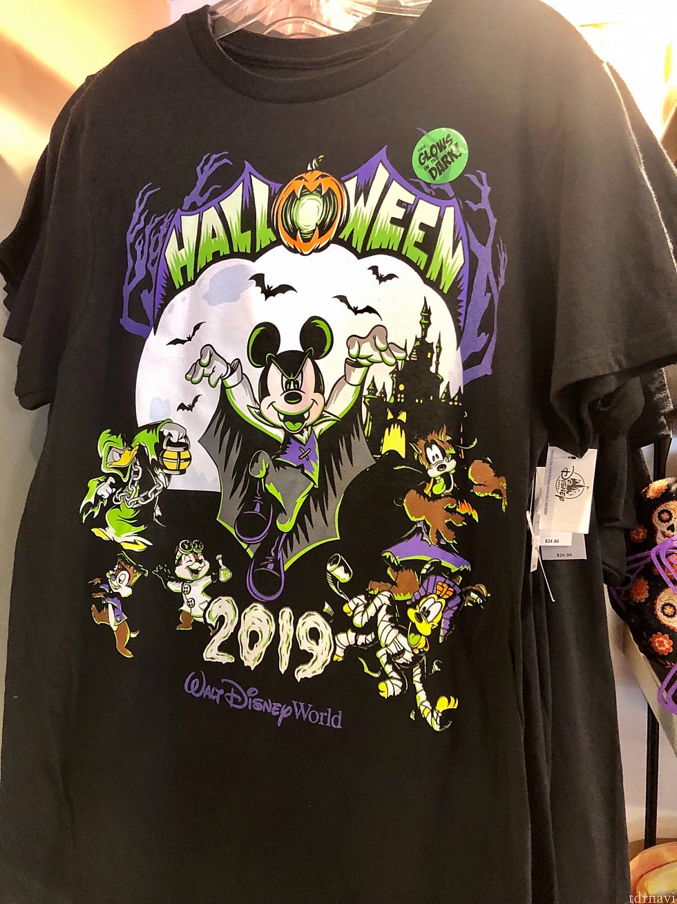 今年のハロウィンロゴとミッキー達が描かれたTシャツ。蓄光インクなので、暗闇で光ります。大人用が$24.99でお子様用が$19.99です。