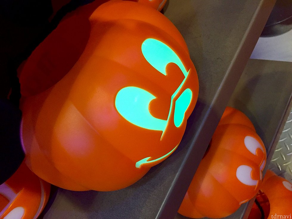 しかもランプの色が変わります。ロウソクが不要な分、中にお菓子が入れられる容器になるんですね。$19.99