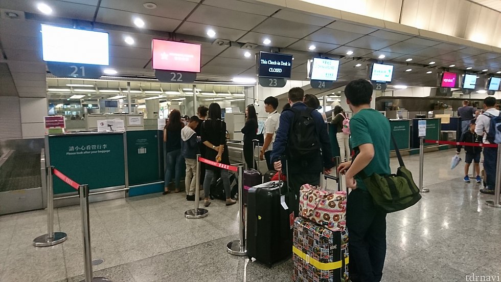 参考に。エアポートエクスプレス九龍駅の、航空会社別のチェックインカウンター。手続きは出発90分前までに。スーツケースもここで預けられます。 今回、私達は利用出来ませんでしたが😅