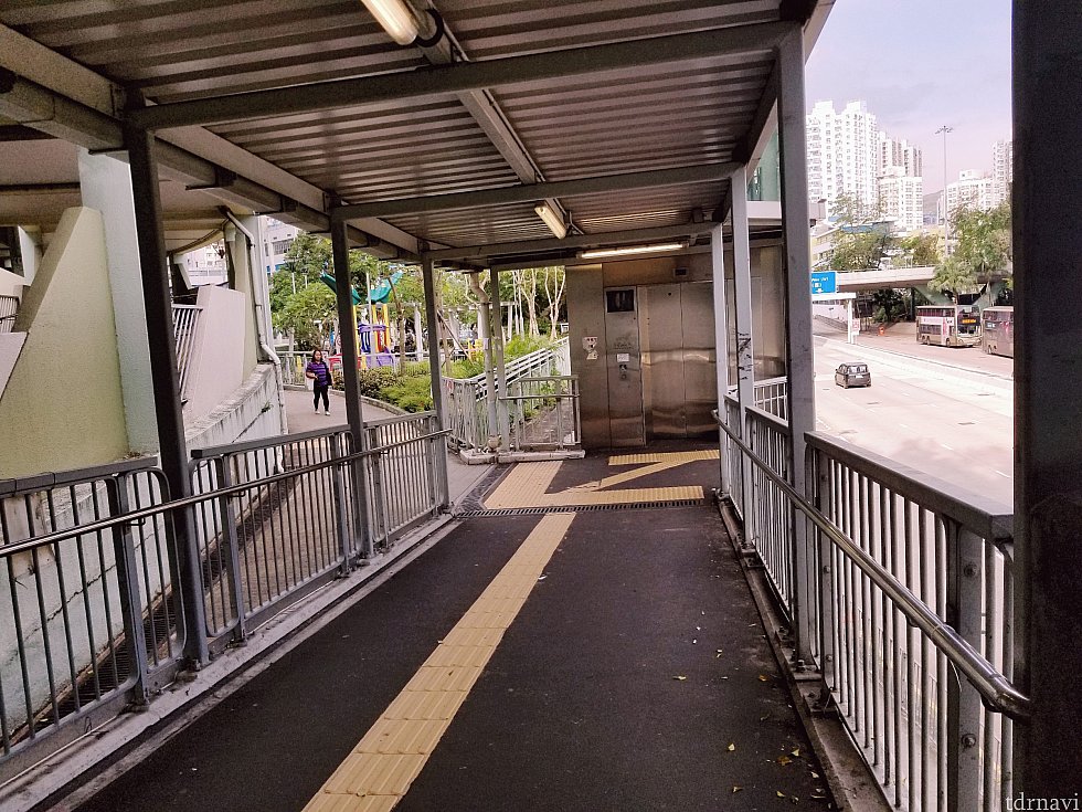 歩道橋を渡ったら右手にエレベーターがあるので降ります