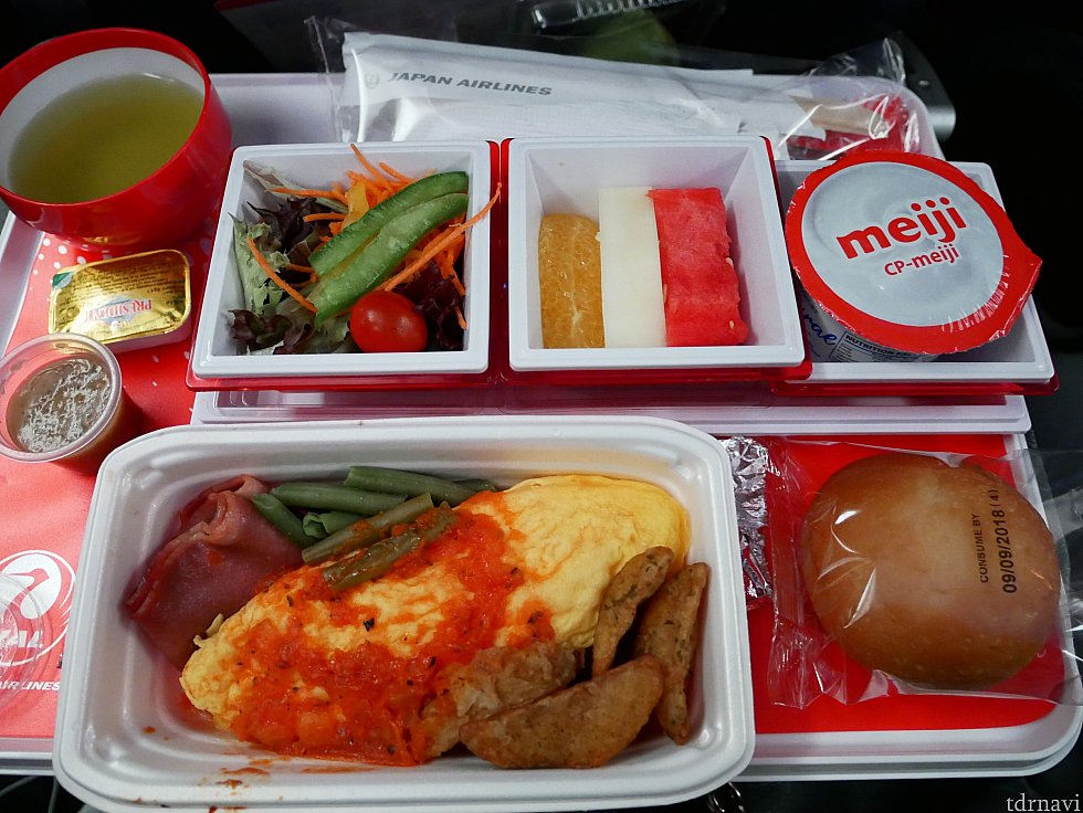 深夜便で朝到着するので、到着2時間前くらいに朝食が出ました😌
このオムレツやポテトは美味しくなかったです(笑)
ですが、全体的にとっても快適な飛行機ライフでした!