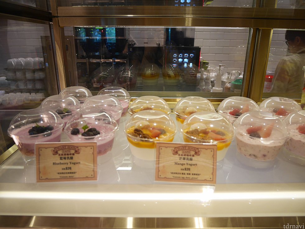 朝はヨーグルトやサラダがショーケースに並んでました。お昼以降も売ってはいます!