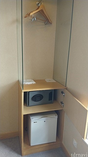 扉をあけると金庫。下が冷蔵庫。ミニバーになっているので小さいものしか入りません。