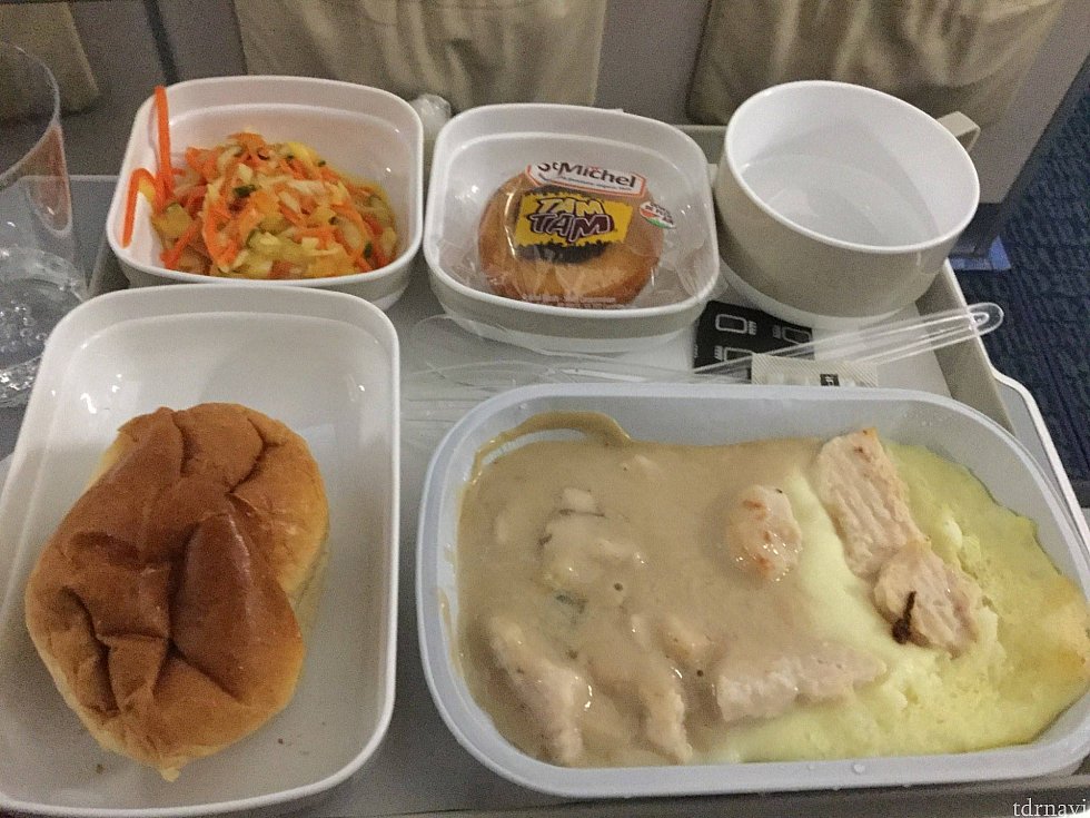 CDG-PVGでの1食目。マッシュポテトがおいしかったです。