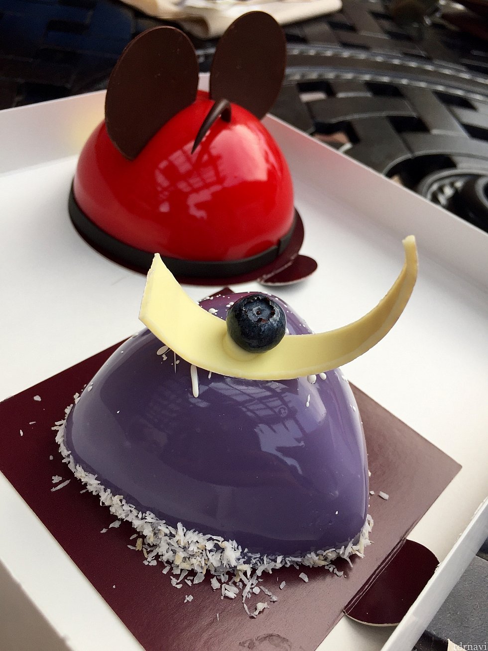 ラッキーな事に空きテーブルを見つけてすかさずゲット。ケーキが色鮮やか。良く考えるとこの色は日本ではあり得ないですかね?今気がつきました。汗