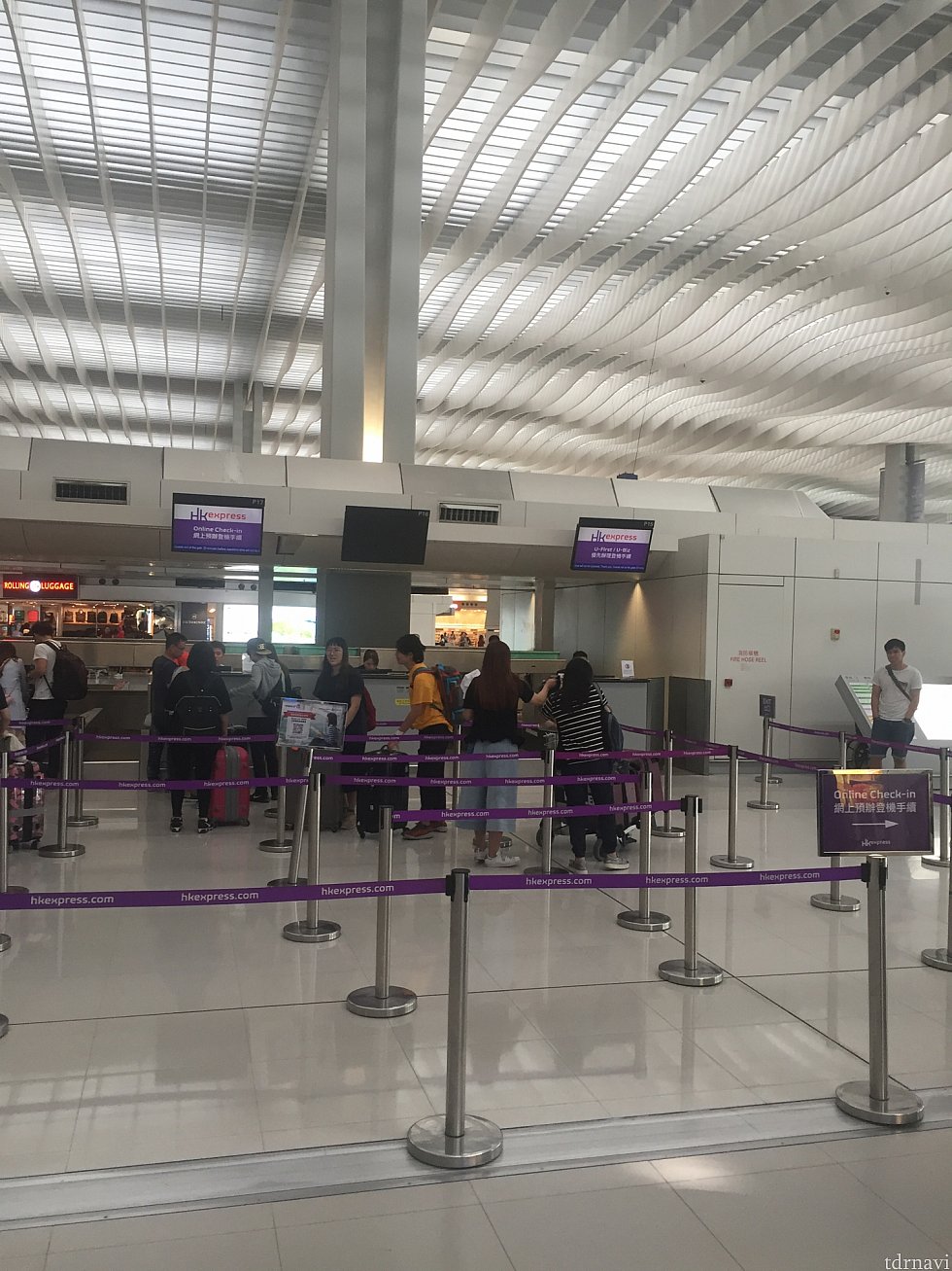 香港空港チェックインカウンター。出発時刻の2:30分前でも空いています。