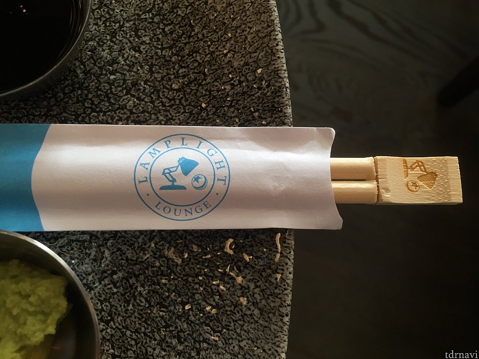 Crab and Tuna Rollを頼んだらついてきたお箸。お店オリジナルのようです。
先端は折ると箸置きになります!