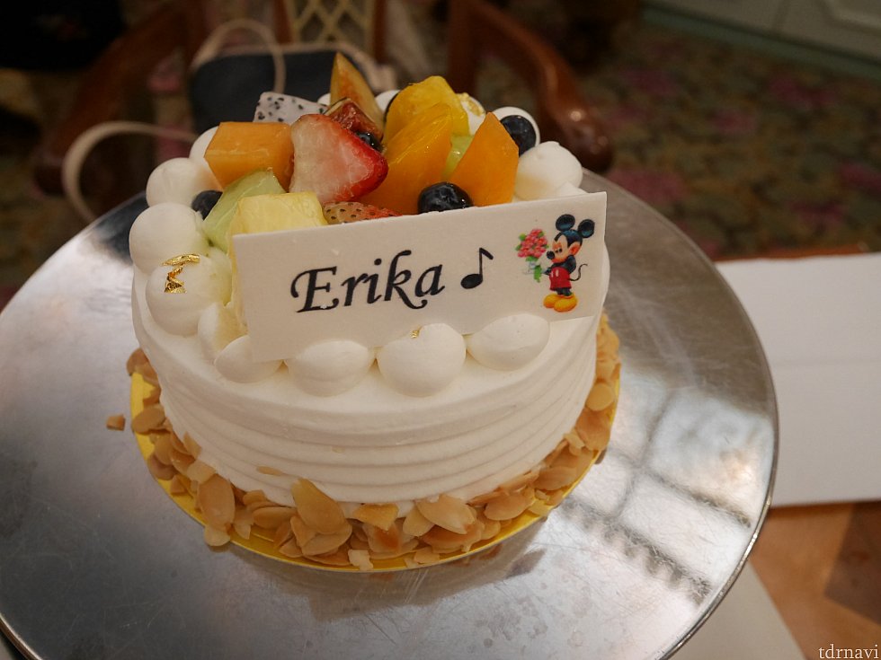 バースデーケーキ!プレートの文は指定できます。香港ディズニー内の食べ物で、このケーキが一番美味しかったかも!?一口も食べずに持ち帰りました。