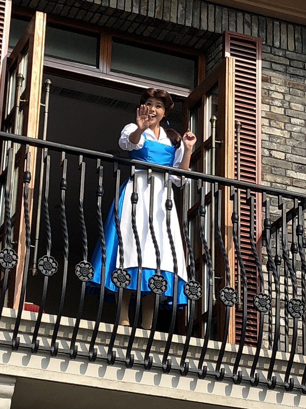 レストランのバルコニーからは町娘ベルが応援♡