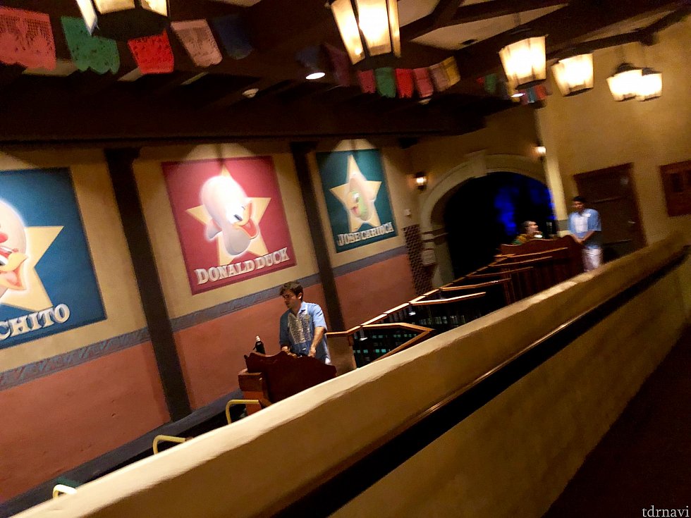グランフィエスタツアーのボートライドでは、もちろん待ち時間無く、しかも僕達のグループだけのボートと、また「贅沢乗り」体験できました。ここでは嘗てTDLにあった「ミッキーマウスレビュー」から引っ越して来た、ドナルド、ホセ、パンチートの3人に会えると言う事ご存知でした?