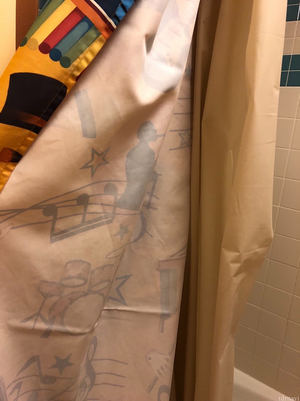 シャワーカーテンは二重なのでトイレがびしょ濡れになる心配せずに安心してシャワーを浴びることができました。