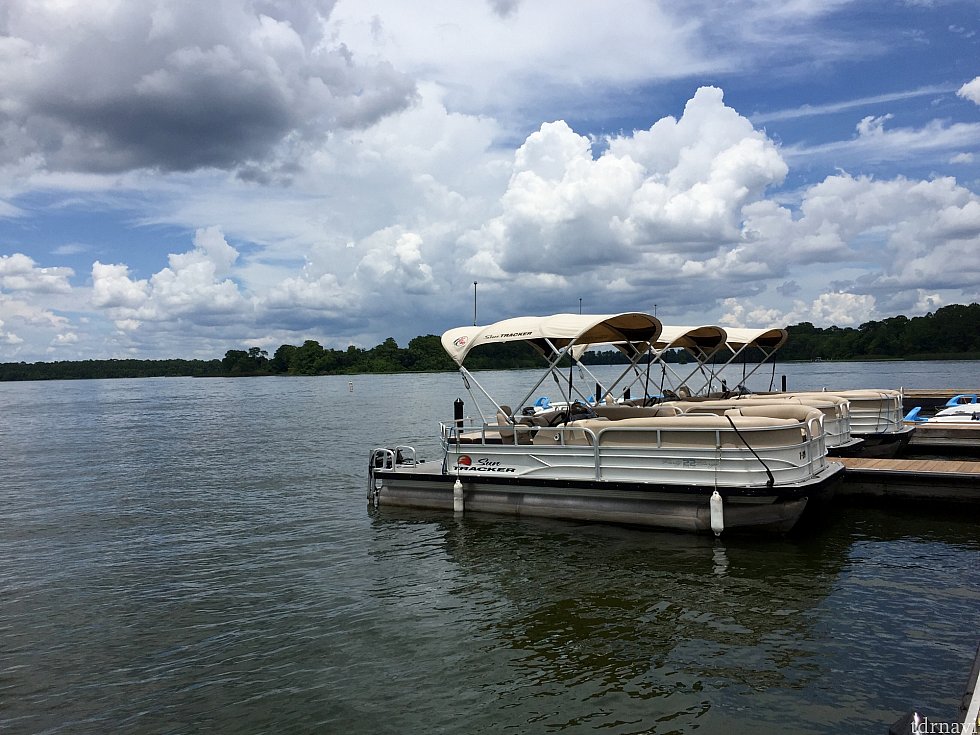 こちらが今回レンタルした中型のPontoon Boat。最大10名まで乗船可能ですが、みんなで同じ時間を楽しんだり、水上ランチを楽しむならこちらのボートがオススメです。