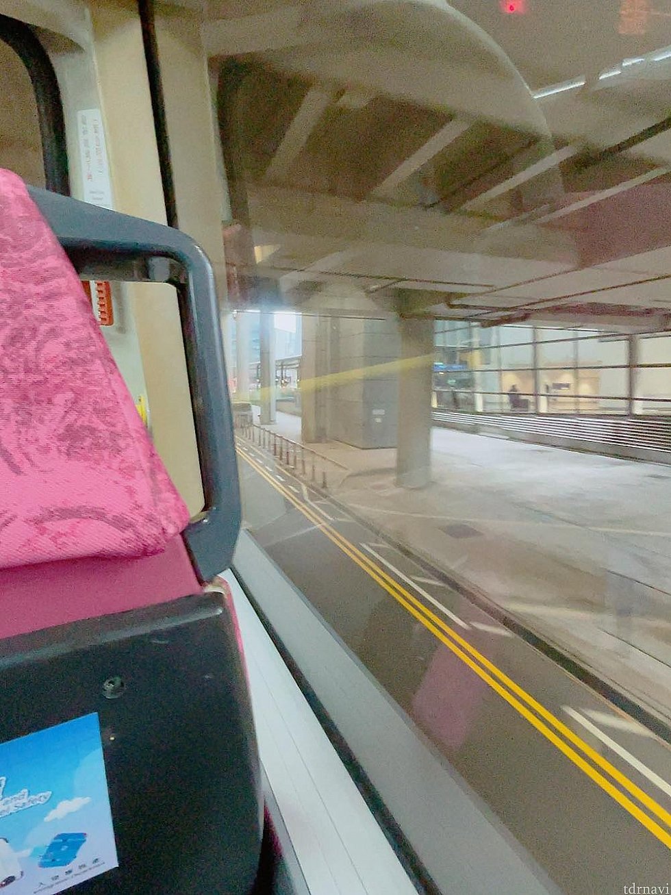 S1の路線で空港から東湧駅へ。駅までのルートでランタオ島のゴンピン360というケーブルカーも見えました。