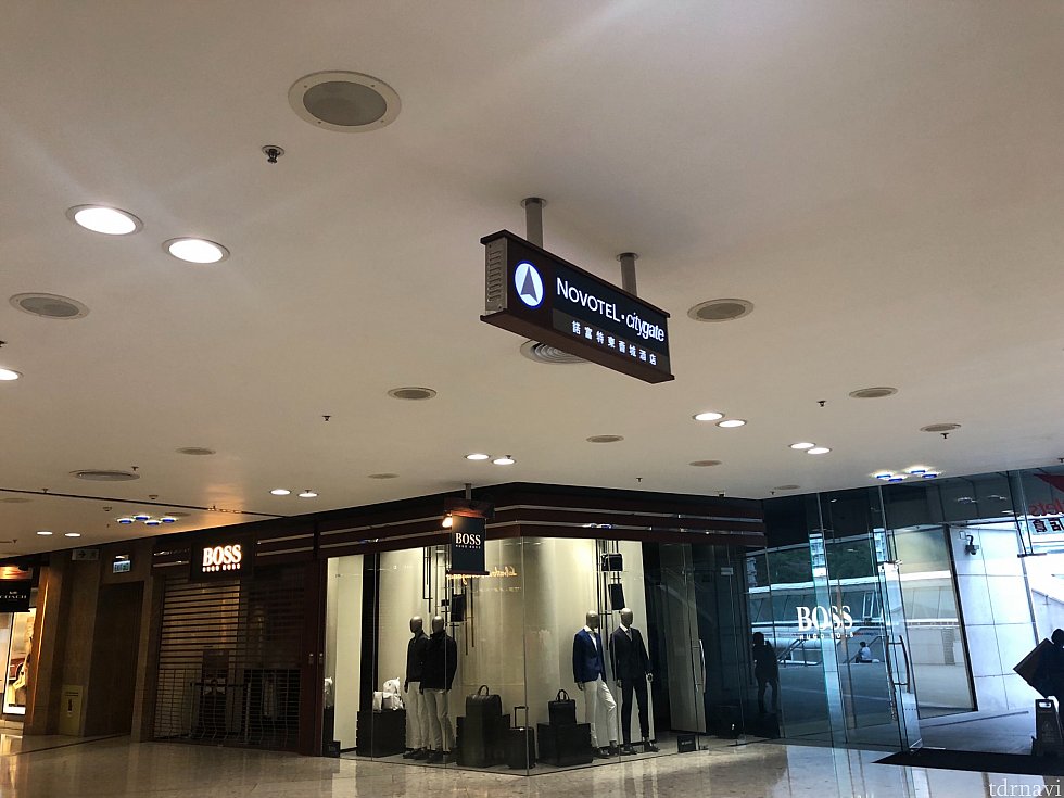 右手にもnovotel看板あり
