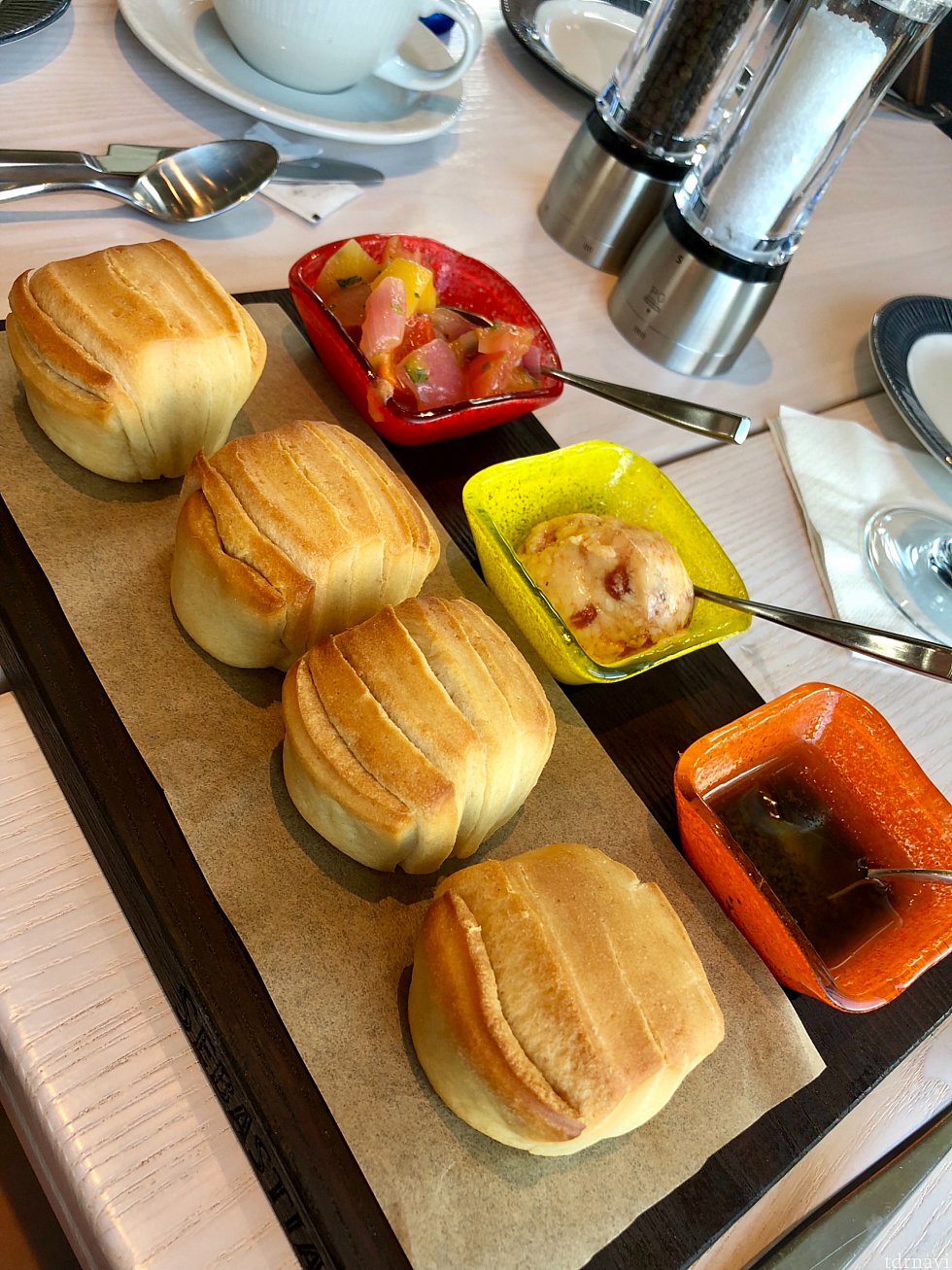 これ!この「pull apart roll」が美味しかったです!簡単に割けるパン生地に3種類のソースを付けて食べます。どの味も選べないくらい美味いので是非オススメです。