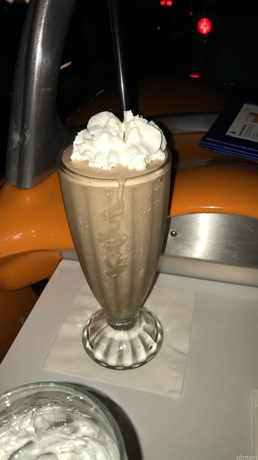 おいしいチョコレートシェイク!でもすごいボリュームです