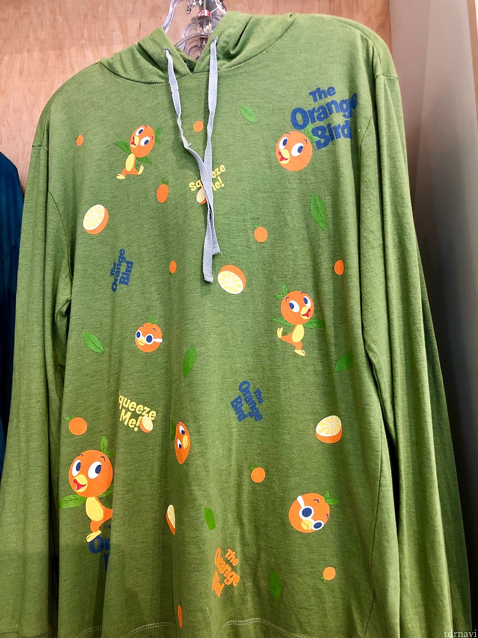 フード付き長袖Tシャツも。$44.99