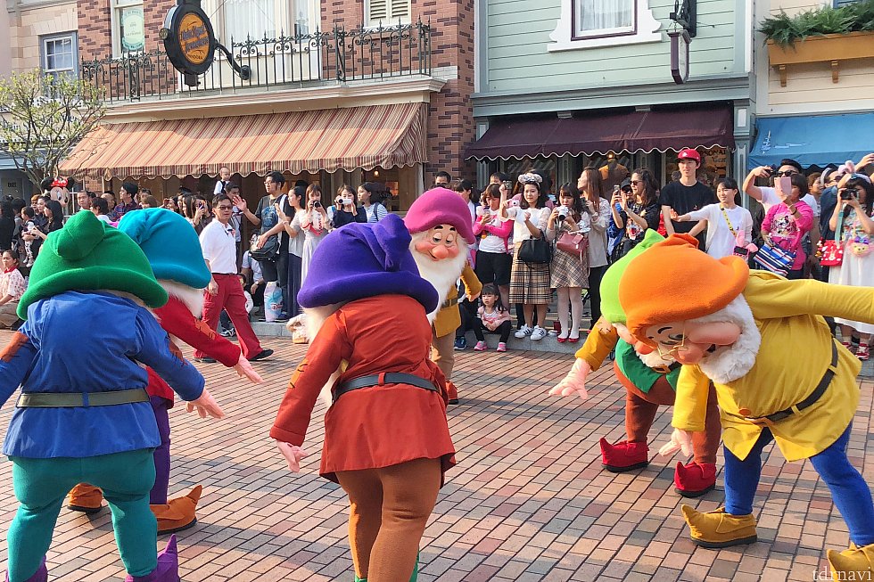 七人のこびとです✨カラフルで春っぽいです♪