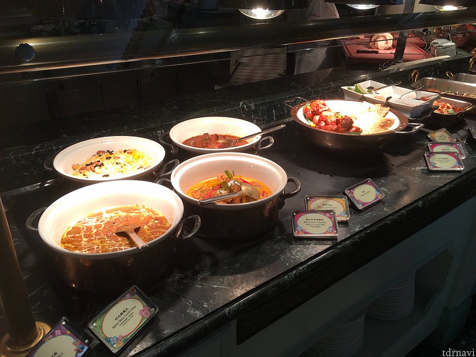 ここからは料理を。ガチなインドカレーも!