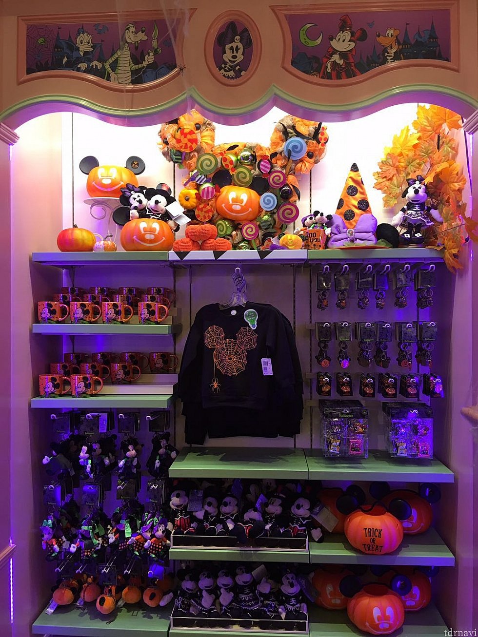 陳列棚の装飾もハロウィン仕様🎃ブラックライトが👍