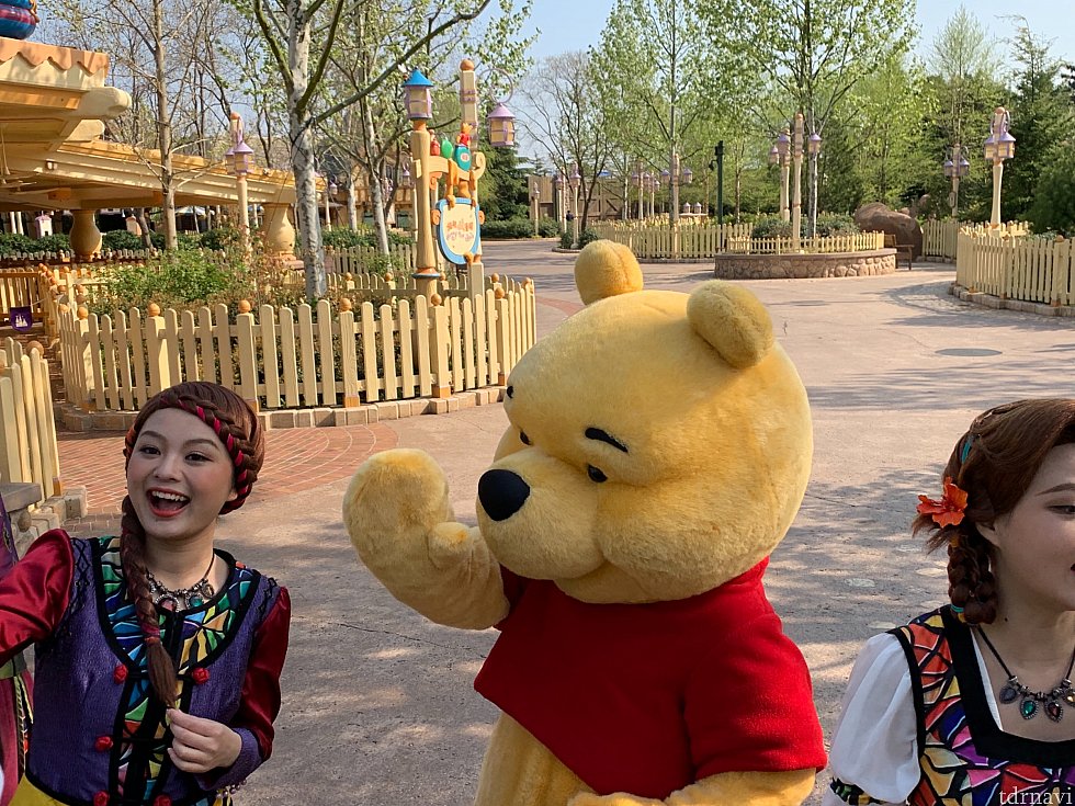 ファンタジーではプーさんが柵越しに