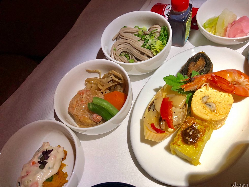 成田を出発して1時間くらいしてディナーがサーブされます。自分の好きな時間に食べたいとリクエストもできますが、後でゆっくりと寝たかったので、定刻通りにしてもらいました。写真はかなりの種類と量ですがアパタイザーです。和食にしてもらいました。